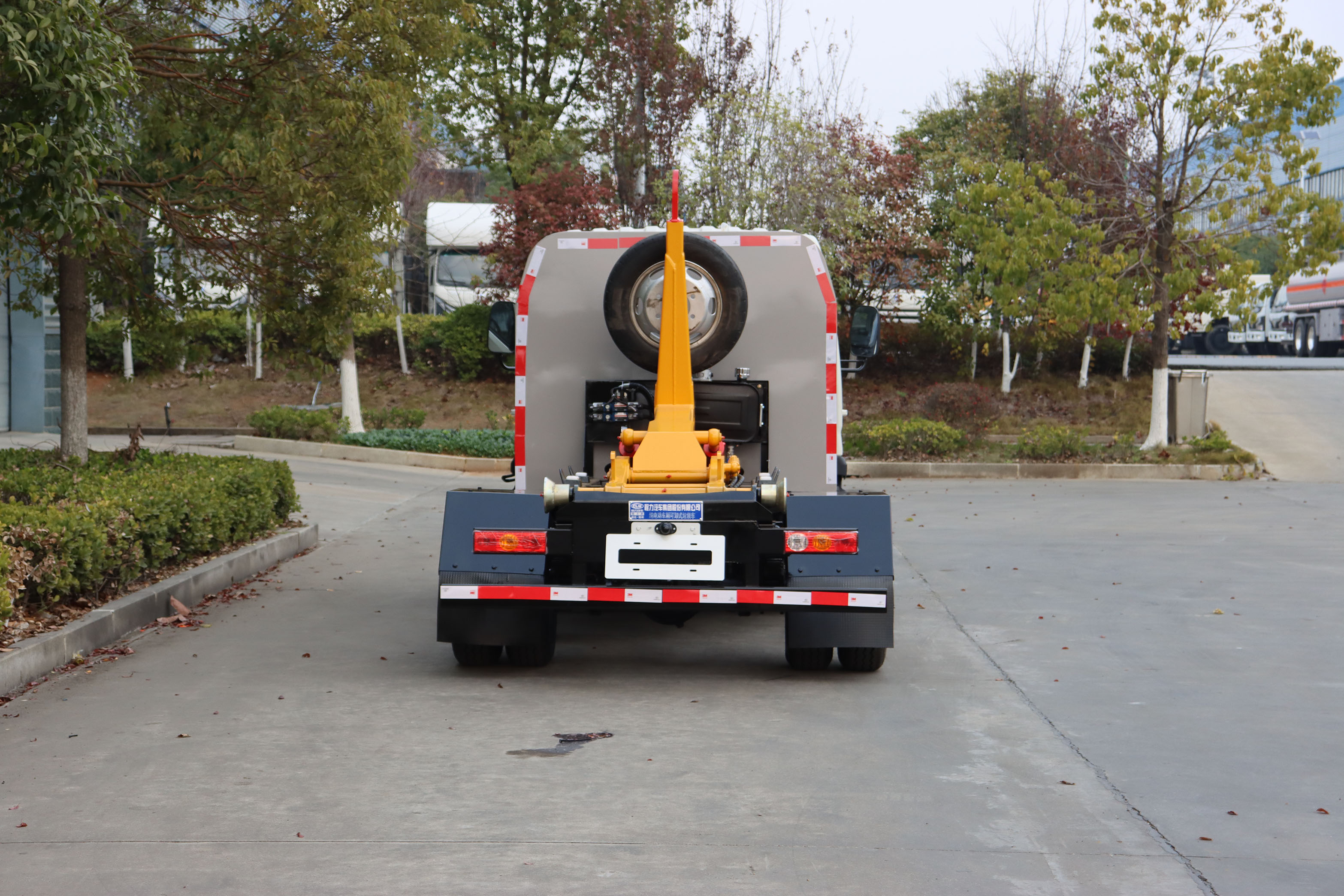 福田領(lǐng)航2.5方純電動車廂可卸式垃圾車圖片5