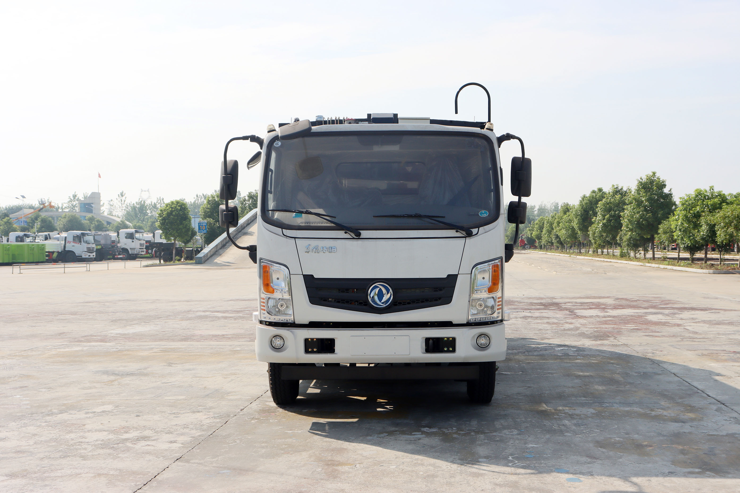 東風(fēng)華神6方純電動(dòng)高端壓縮垃圾車圖片2