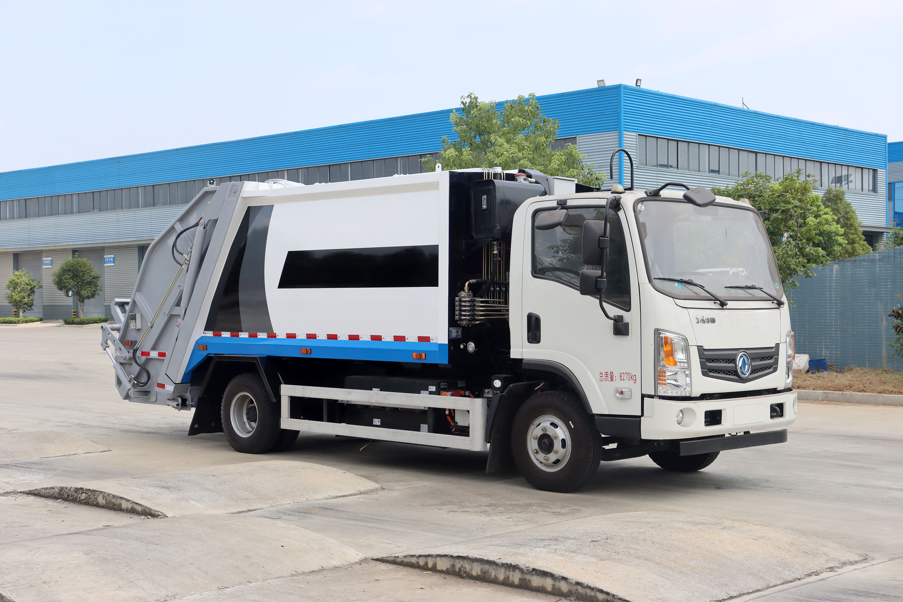 東風(fēng)華神6方純電動(dòng)高端壓縮垃圾車圖片1