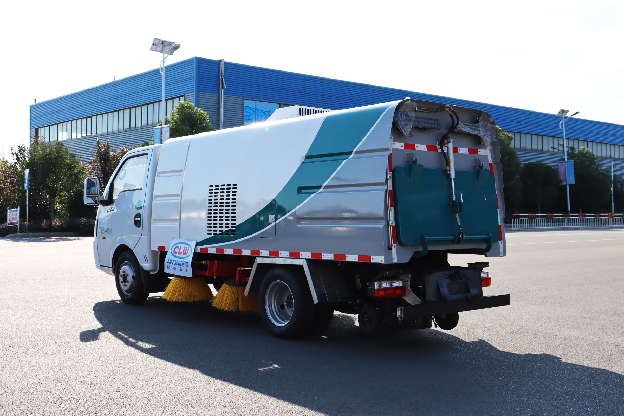 東風(fēng)途逸純電動(dòng)2.5方掃路車(chē)圖片4