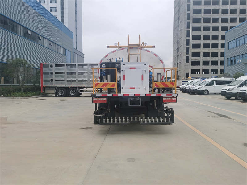 東風(fēng)多利卡9.1方標(biāo)準(zhǔn)型瀝青灑布車(chē)圖片5