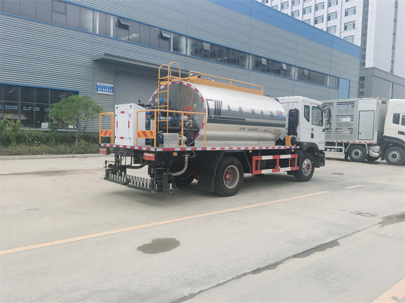 東風(fēng)多利卡9.1方標(biāo)準(zhǔn)型瀝青灑布車(chē)圖片4