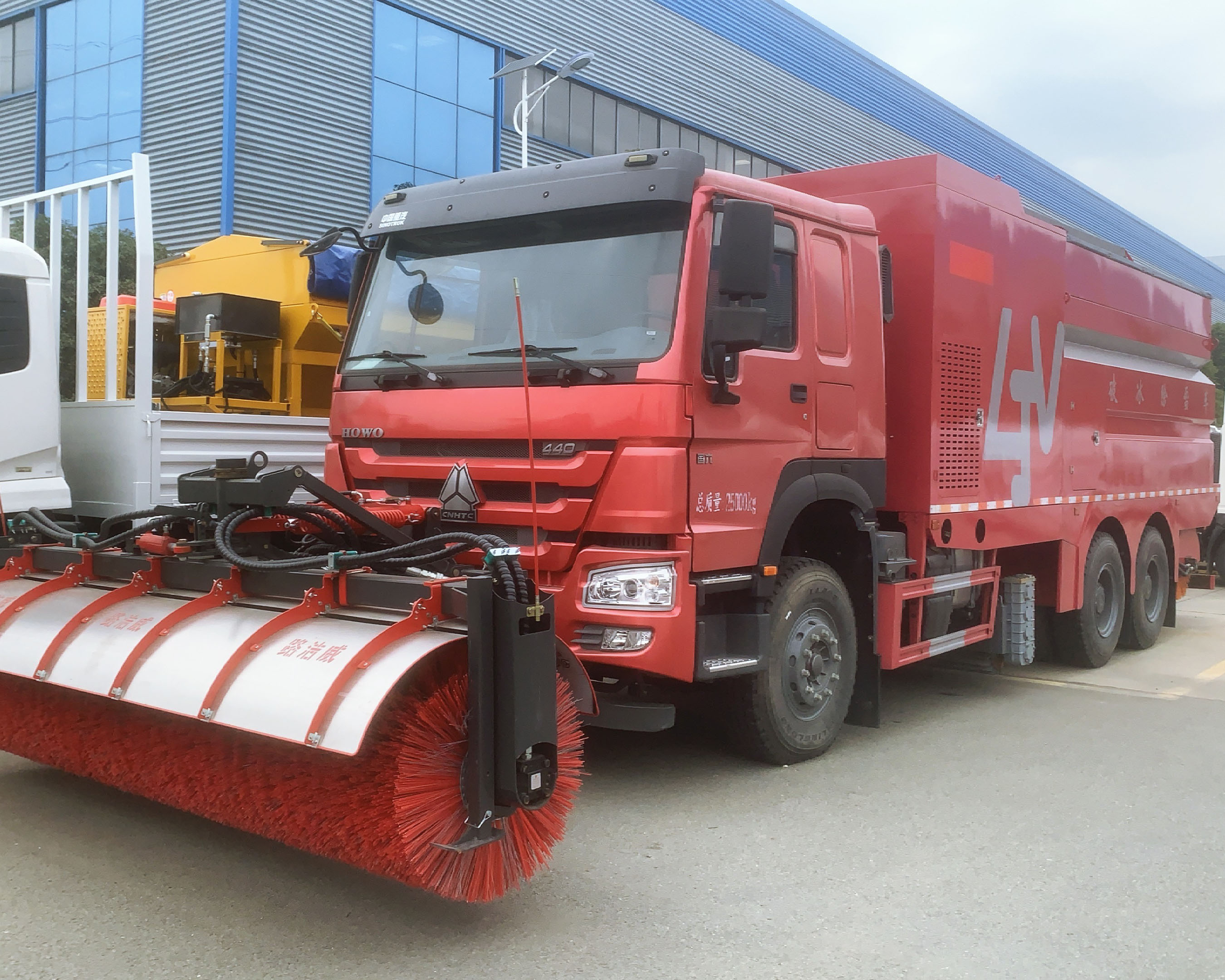 重汽豪沃后雙橋破冰除雪車，加裝撒布機，可配雪鏟雪滾