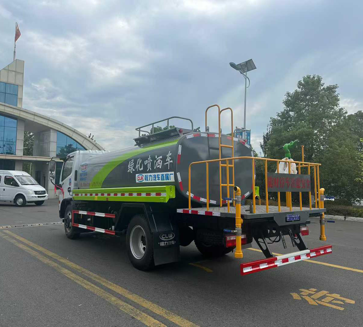 新款東風(fēng)福瑞卡8方綠化噴灑車霧炮灑水車圖片4