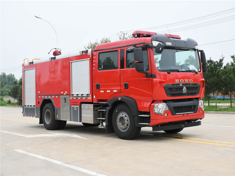 8.1噸重汽豪沃水罐消防車(chē)