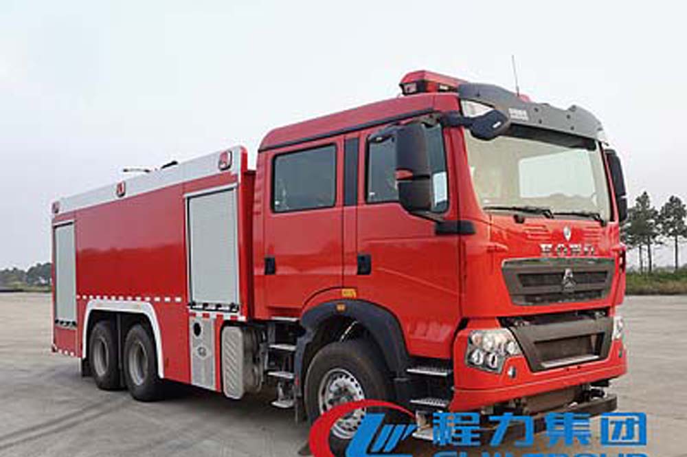 15.8噸重汽豪沃水罐消防車(chē)
