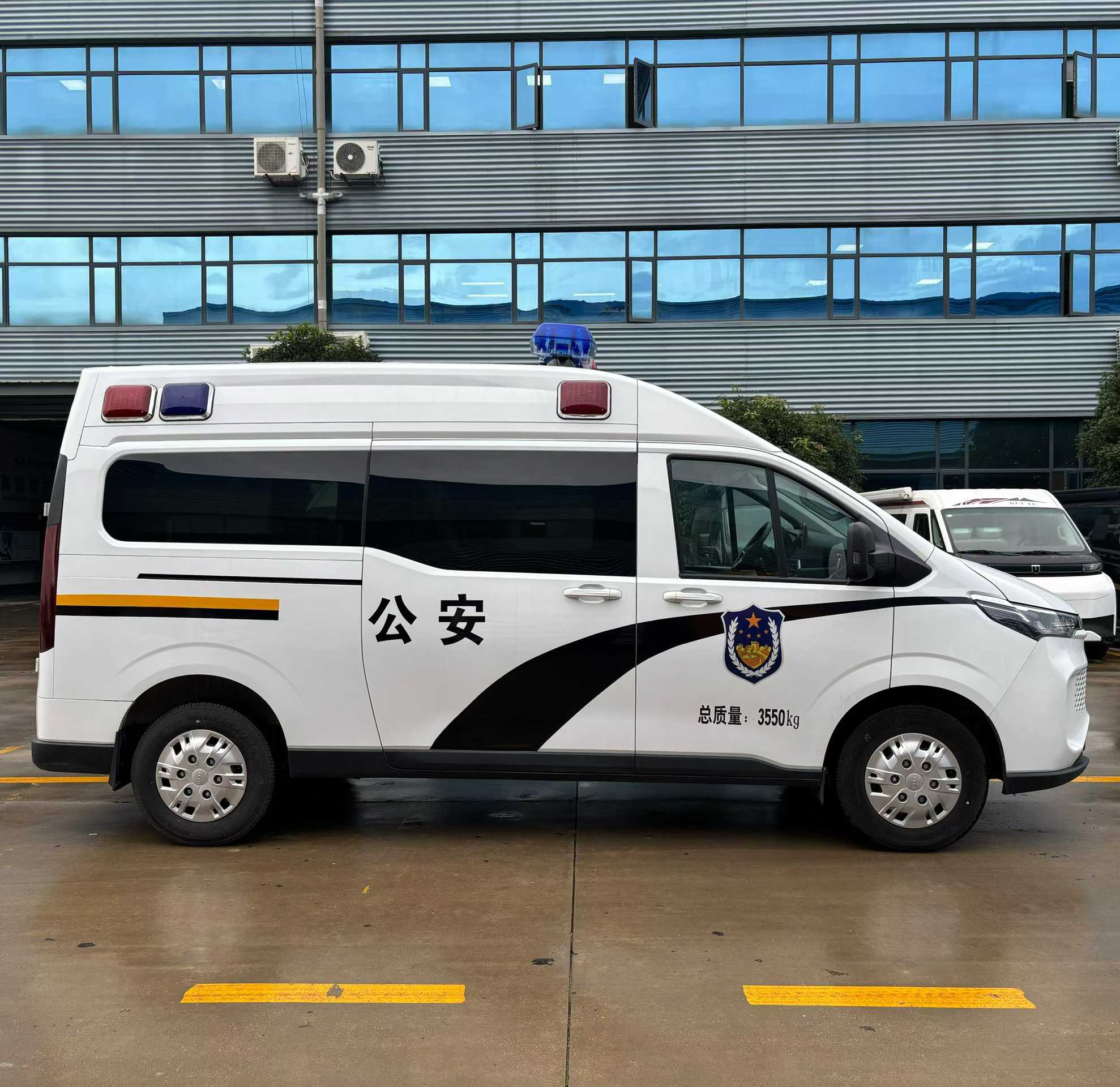 依維柯7-9人高端商務運兵車