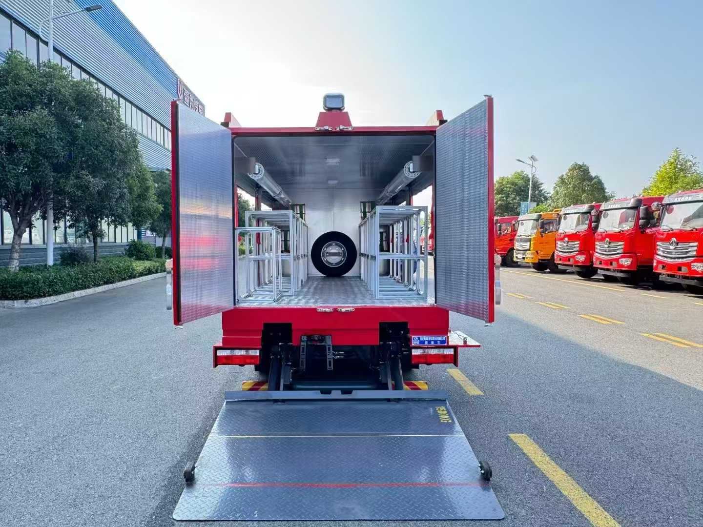 東風(fēng)多利卡高端裝備運(yùn)輸車圖片5