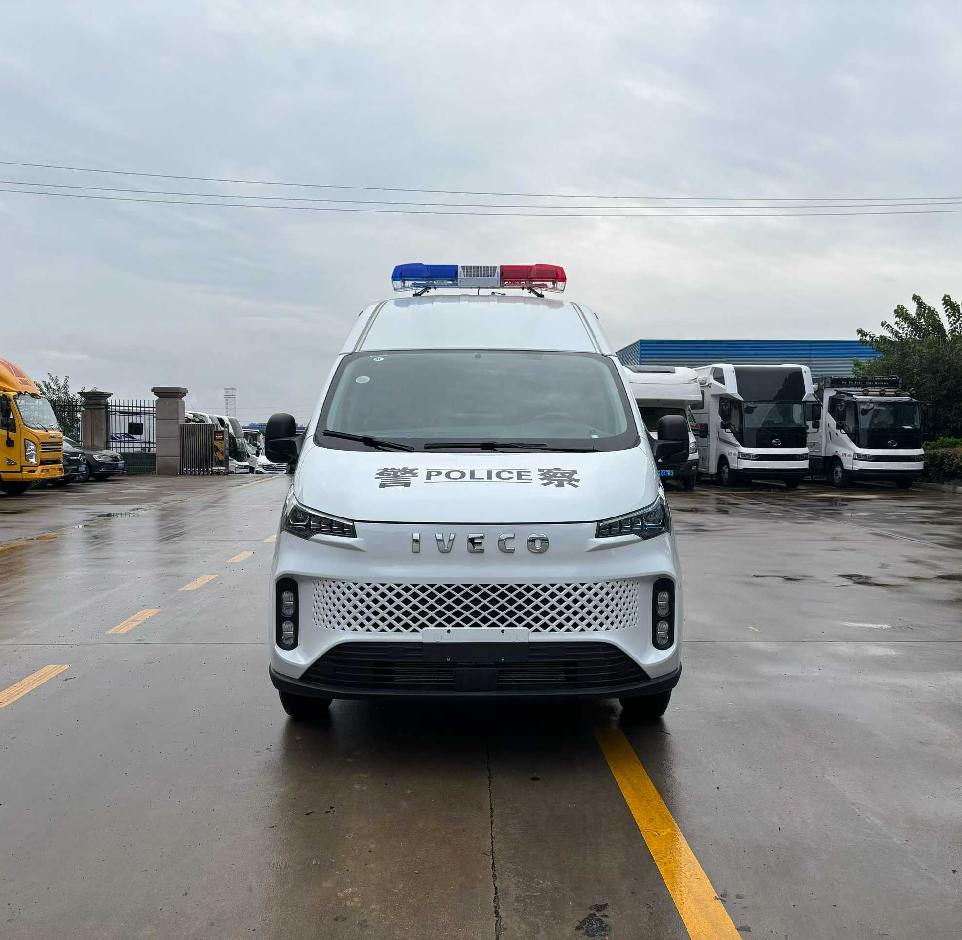 依維柯7-9人高端商務運兵車圖片2